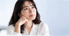 考え込む女性
