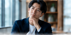 進め方を考える男性