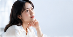 窓のそばで考える女性